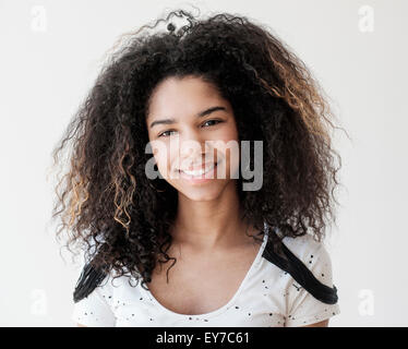 Portrait of teenage girl (16-17) sur fond blanc Banque D'Images