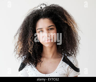 Portrait of teenage girl (16-17) sur fond blanc Banque D'Images