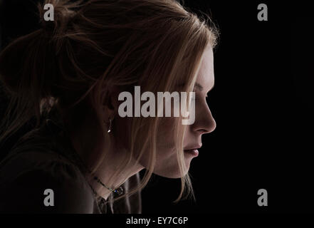 Portrait de femme blonde en studio Banque D'Images