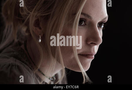 Portrait de femme blonde en studio Banque D'Images