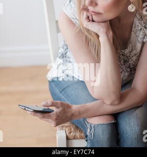 Femme à l'aide de smart phone Banque D'Images