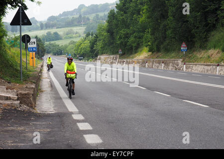 Deux cyclistes en montée à cheval dans la campagne. Banque D'Images