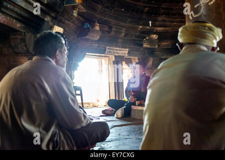 Les rituels religieux étant réalisée à l'intérieur d'un temple hindou à Khajuraho, Madhya Pradesh, Inde Banque D'Images