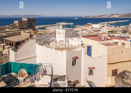 L'ancienne médina et du port de Tanger, Maroc, face au détroit de Gibraltar et les côtes espagnoles. Banque D'Images