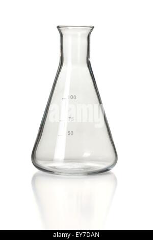 Verrerie de laboratoire chimique, vide 100ml Erlenmeyer sur blanc réfléchissant Banque D'Images