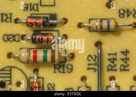 Résistances et diodes au carbone macro-photo sur circuit imprimé traditionnel à montage traversant/circuit imprimé. Résistance électrique, gros plan du circuit. Banque D'Images