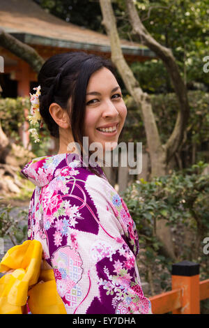 Une jeune femme louer un kimono, appréciant la marche autour de Gion, Kyoto. Banque D'Images