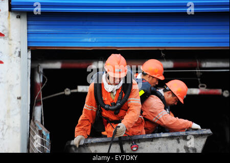 Hegang, dans la province du Heilongjiang en Chine. 23 juillet, 2015. Les secouristes se préparent à entrer dans l'arbre de la mine de Xuxiang en Hegang City, au nord-est de la province de la Chine, le 23 juillet 2015. Deux mineurs sont morts confirmés mercredi après la mine de charbon a été inondée lundi. Un autre 13 mineurs étaient toujours pris au piège, avec des travaux de sauvetage en cours. Credit : Wang Song/Xinhua/Alamy Live News Banque D'Images