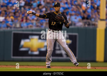 Kansas City, MO, USA. 22 juillet, 2015. Pedro Florimon # 17 des Pirates lance d'abord dans le jeu MLB entre les Pirates de Pittsburgh et les Royals de Kansas City à Kauffman Stadium de Kansas City, MO. Kyle Rivas/CSM/Alamy Live News Banque D'Images