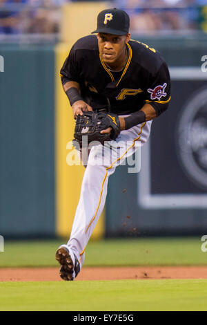 Kansas City, MO, USA. 22 juillet, 2015. Pedro Florimon # 17 de la jette des Pirates de Pittsburgh, d'abord au cours de la MLB game entre les Pirates de Pittsburgh et les Royals de Kansas City à Kauffman Stadium de Kansas City, MO. Kyle Rivas/CSM/Alamy Live News Banque D'Images