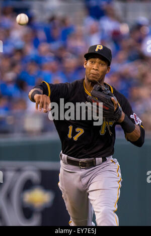 Kansas City, MO, USA. 22 juillet, 2015. Pedro Florimon # 17 de la jette des Pirates de Pittsburgh, d'abord au cours de la MLB game entre les Pirates de Pittsburgh et les Royals de Kansas City à Kauffman Stadium de Kansas City, MO. Kyle Rivas/CSM/Alamy Live News Banque D'Images