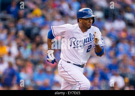 Kansas City, MO, USA. 22 juillet, 2015. Alcides Escobar # 2 des Royals de Kansas City chefs à la seconde en première manche au cours de la MLB match entre les Pirates de Pittsburgh et les Royals de Kansas City à Kauffman Stadium de Kansas City, MO. Kyle Rivas/CSM/Alamy Live News Banque D'Images