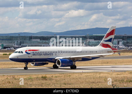 British Airways Airbus A319-100 à la piste de l'Aéroport International de Francfort Banque D'Images