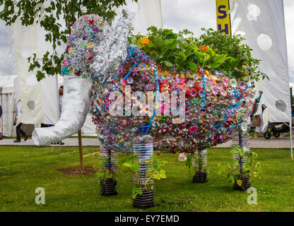Bouteilles recyclées sculpture d'éléphant animal ; articles fabriqués à partir de plastique réutilisé : conteneurs, bouteille réutilisée, bouteilles de boisson en plastique recyclées bouteilles de boisson colorées upcycle conteneur, un produit coloré utilisé pour créer la sculpture d'éléphant animal floral, Tatton Park Flower Show, Cheshire, Royaume-Uni Banque D'Images