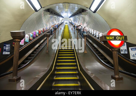 À l'escalier mécanique de la station de métro St John's Wood à Londres Angleterre Royaume-uni Banque D'Images