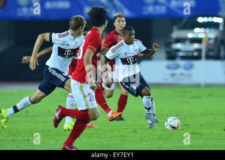 Guangzhou, Chine. 23 juillet, 2015. - Bayern avant DOUGLAS COSTA (R) pendant le match entre Bayern Munich vs Guangzhou Evergrande au stade de Tianhe à Guangzhou, Chine. Credit : ZUMA Press, Inc./Alamy Live News Banque D'Images