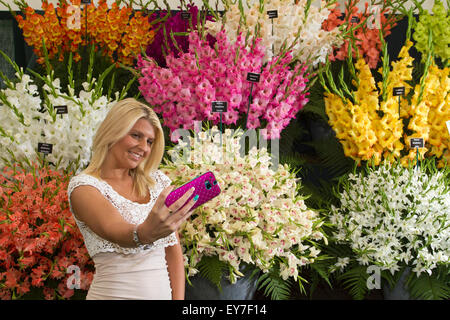 Cheshire, Royaume-Uni. 23 juillet, 2015. Ashleigh Edwards, 24 ans de Southport, Merseyside en admirant l'affichage primé de glaïeul à la 17e édition de Tatton Park RHS Flower Festival à Tatton Park à Knutsford, Cheshire. Credit : Cernan Elias/Alamy Live News Banque D'Images