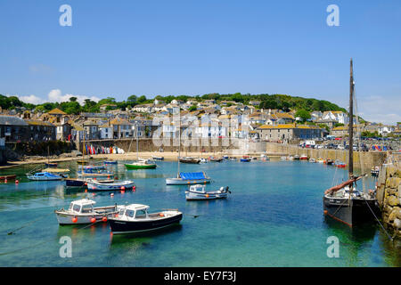 Vieux village de pêcheurs de Mousehole et Harbour, West Cornwall, England, UK Banque D'Images