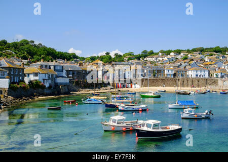 Vieux village de pêcheurs de Mousehole avec bateaux de pêche dans le port, West Cornwall, England, UK Banque D'Images