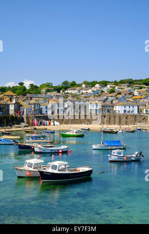 Mousehole Cornwall village avec des bateaux de pêche dans le port, West Cornwall, England, UK Banque D'Images