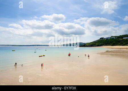 - Les gens sur la plage à St Ives, Cornwall, England, UK en été Banque D'Images