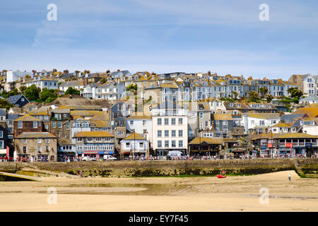 St Ives, Cornwall - Promenade et maisons de village à St Ives, UK en été Banque D'Images