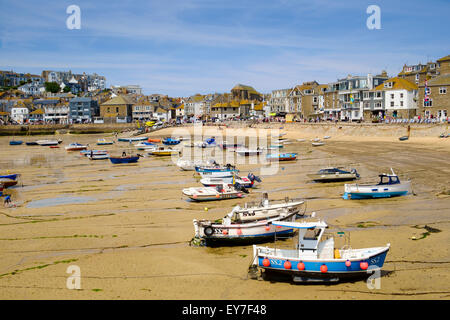 Port de St Ives, Cornouailles, Angleterre, Royaume-Uni - le port, la plage et les bateaux de pêche à marée basse en été Banque D'Images