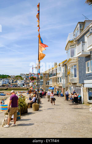 Promenade dans la ville de St Ives, Cornwall, England, UK en été Banque D'Images