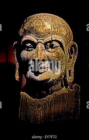 Chef de Kasyapa bois de la dynastie Tang (618-690 ad et 705-907) Le Bouddhisme Musée de Shanghai de l'art chinois ancien Chine ( Bouddha Kassapa Kāśyapa Buddhavamsa ) Banque D'Images