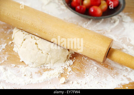 Rouler la pâte sur une surface enfarinée pour un cherry pie Banque D'Images