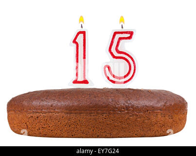 Gâteau d'anniversaire avec des bougies numéro 15 isolé sur fond blanc Banque D'Images