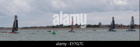 Southsea, Hampshire, Royaume-Uni. 23 juillet, 2015. Yachts de course sont arrivés au large de Southsea Common pour l'America's Cup World Series. uknip Alamay/news en direct Le défilé des "voiles" a été dirigé par le HMS St Albans, une frégate de type 23, qui a tiré l'un de ses armes comme elle a passé par la côte, le starling des centaines de spectateurs. À la suite de près dans son service était le yacht BAR LandRover de Sir Ben Ainslie's équipe britannique, qui a été accueilli par des acclamations de la foule. Les yachts d'équipes représentant la Nouvelle Zélande, la Suède, le Japon et d'autres ont suivi. Crédit : Jason Kay/Alamy Live News Banque D'Images