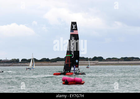 Southsea, Hampshire, Royaume-Uni. 23 juillet, 2015. Yachts de course sont arrivés au large de Southsea Common pour l'America's Cup World Series. uknip Alamay/news en direct Le défilé des "voiles" a été dirigé par le HMS St Albans, une frégate de type 23, qui a tiré l'un de ses armes comme elle a passé par la côte, le starling des centaines de spectateurs. À la suite de près dans son service était le yacht BAR LandRover de Sir Ben Ainslie's équipe britannique, qui a été accueilli par des acclamations de la foule. Les yachts d'équipes représentant la Nouvelle Zélande, la Suède, le Japon et d'autres ont suivi. Crédit : Jason Kay/Alamy Live News Banque D'Images