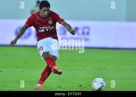 Guangzhou, Chine. 23 juillet, 2015. Guangzhou terrain Paulinho coups de sa mort pendant le match entre Bayern Munich vs Guangzhou Evergrande au stade de Tianhe à Guangzhou, Chine. Credit : ZUMA Press, Inc./Alamy Live News Banque D'Images