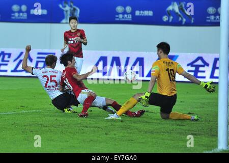 Guangzhou, Chine. 23 juillet, 2015. Bayern en avant THOMAS MULLER (L) pendant le match entre Bayern Munich vs Guangzhou Evergrande au stade de Tianhe à Guangzhou, Chine. Credit : ZUMA Press, Inc./Alamy Live News Banque D'Images