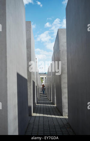 BERLIN, ALLEMAGNE - 08 juillet : parmi les blocs de pierre au Mémorial aux Juifs assassinés d'Europe. Juillet 08, 2015 Banque D'Images