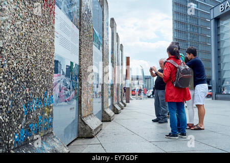 BERLIN, ALLEMAGNE - 08 juillet : les touristes à la recherche sur les segments du mur dans le centre de Berlin Est. Juillet 08, 2015 à Berlin. Banque D'Images