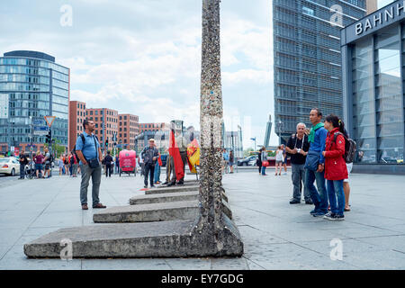 BERLIN, ALLEMAGNE - 08 juillet : les touristes à la recherche sur les segments du mur dans le centre de Berlin Est. Juillet 08, 2015 à Berlin. Banque D'Images