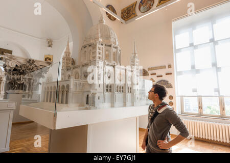 Avis d'un touriste l'étude d'un modèle à l'échelle de la cathédrale de Berlin, le Berliner Dom - dans une exposition à l'intérieur de l'édifice lui-même, l'Allemagne. Banque D'Images