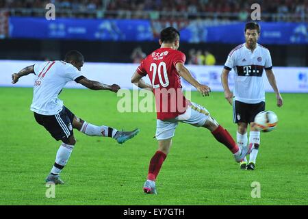 Guangzhou, Chine. 23 juillet, 2015. Bayern avant DOUGLAS COSTA (L) pendant le match entre Bayern Munich vs Guangzhou Evergrande au stade de Tianhe à Guangzhou, Chine. Credit : ZUMA Press, Inc./Alamy Live News Banque D'Images