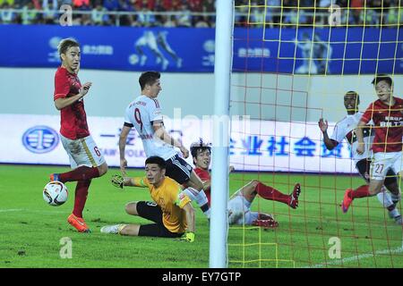 Guangzhou, Chine. 23 juillet, 2015. ROBERT LEWANDOWSKI Bayern en avant (C) pendant le match entre Bayern Munich vs Guangzhou Evergrande au stade de Tianhe à Guangzhou, Chine. Credit : ZUMA Press, Inc./Alamy Live News Banque D'Images