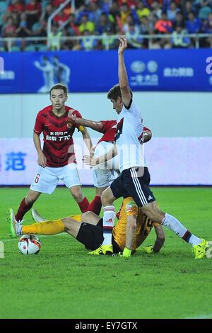 Guangzhou, Chine. 23 juillet, 2015. Bayern en avant THOMAS MULLER (R) pendant le match entre Bayern Munich vs Guangzhou Evergrande au stade de Tianhe à Guangzhou, Chine. Credit : ZUMA Press, Inc./Alamy Live News Banque D'Images