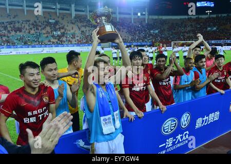 Guangzhou, Chine. 23 juillet, 2015. L'équipe de Guangzhou Evergrande célébrer après bat le Bayern de Munich dans les sanctions 5 - 4 au stade de Tianhe à Guangzhou, Chine. Credit : ZUMA Press, Inc./Alamy Live News Banque D'Images