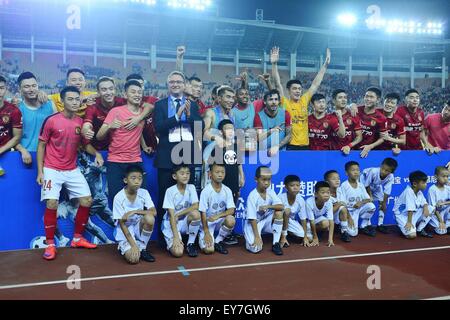 Guangzhou, Chine. 23 juillet, 2015. L'équipe de Guangzhou Evergrande célébrer après bat le Bayern de Munich dans les sanctions 5 - 4 au stade de Tianhe à Guangzhou, Chine. Credit : ZUMA Press, Inc./Alamy Live News Banque D'Images