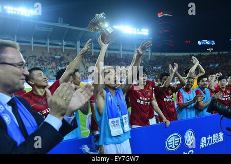 Guangzhou, Chine. 23 juillet, 2015. L'équipe de Guangzhou Evergrande célébrer après bat le Bayern de Munich dans les sanctions 5 - 4 au stade de Tianhe à Guangzhou, Chine. Credit : ZUMA Press, Inc./Alamy Live News Banque D'Images