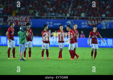 Guangzhou, Chine. 23 juillet, 2015. L'équipe de Guangzhou Evergrande célébrer après bat le Bayern de Munich dans les sanctions 5 - 4 au stade de Tianhe à Guangzhou, Chine. Credit : ZUMA Press, Inc./Alamy Live News Banque D'Images