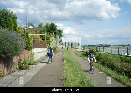 Piétons et de pistes cyclables, Vöhrenbach, Allemagne. Banque D'Images