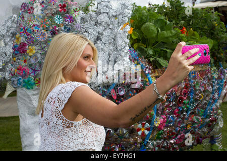 Cheshire, Royaume-Uni. 23 juillet, 2015. Tatton Park, Cheshire, 23 juillet, 2015. Ashley Edwards, 24 ans de Southport en tenant un de la 17e selfies Tatton Park Fête des fleurs à Knutsford. Credit : Cernan Elias/Alamy Live News Banque D'Images