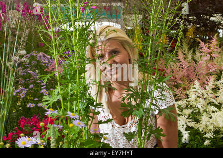 Cheshire, Royaume-Uni. 23 juillet, 2015. Ashleigh Edwards ne peut pas résister à l'arôme de la 'Polar Star' roses. Ashleigh âgés de 24 de Southport, Merseyside est une première visite à l'exposition florale de Tatton Park et est en admiration devant les belles fleurs de l'exposition. Elle voulait aller la rose favorite pour son mariage à venir en novembre cette année. Après de longues délibérations, Ashleigh ne pouvaient tout simplement pas partie de son gagnant choisi, la belle "Rock & Roll", en raison de ses deux tons de couleur et odeur de félicité. Credit : Cernan Elias/Alamy Live News Banque D'Images