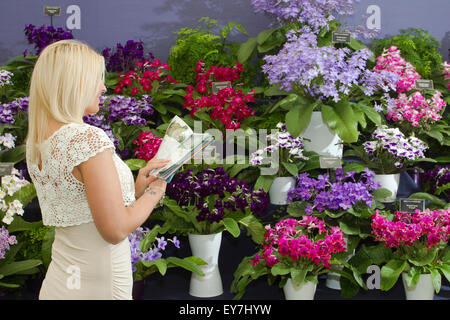 Cheshire, Royaume-Uni. 23 juillet, 2015. Ashleigh Edwards, 24 ans de Southport, Merseyside en admirant l'affichage primé de Streptocarpus et autres plantes d'.à la 17e édition de Tatton Park RHS Flower Festival à Tatton Park à Knutsford, Cheshire. Credit : Cernan Elias/Alamy Live News Banque D'Images